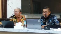Guru Besar UB, Prof Chomsin Sulistya Widodo dan Ketua IKA FSTem UB, Yudiono SSi. (rhd)