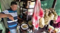 Putra pak Tikmanan, Kusnan, penerus usaha Orem-orem Comboran. (dik)