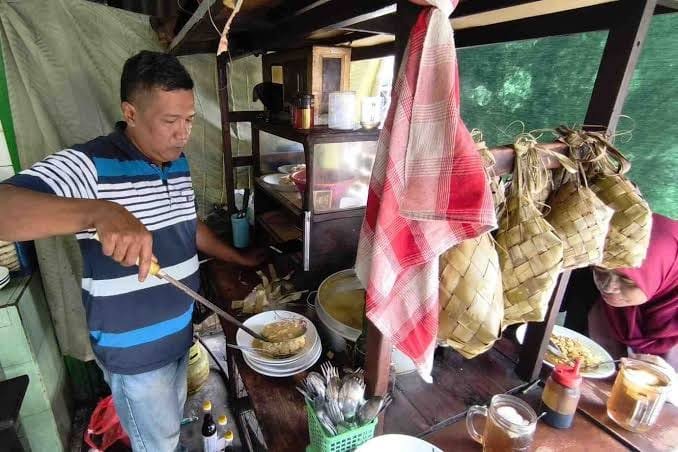 Putra pak Tikmanan, Kusnan, penerus usaha Orem-orem Comboran. (dik)