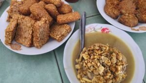 Kuliner sayur Orem-orem dengan pilihan Tempe goreng, mendol dan perkedel. (dik)