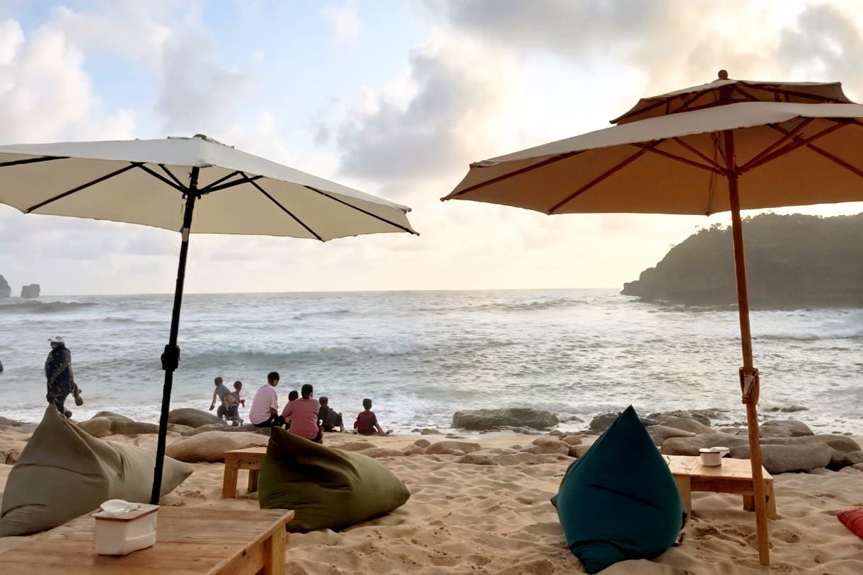 Menikmati senja di Pantai Tanjung Penyu. (ist)