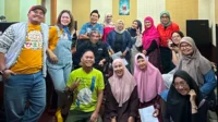 Presiden KVDAI , Arief Budiman (bertopi) bersama beberapa Member KVDAI yang memanfaatkan praktik rekaman ILM di RRI Jakarta.
