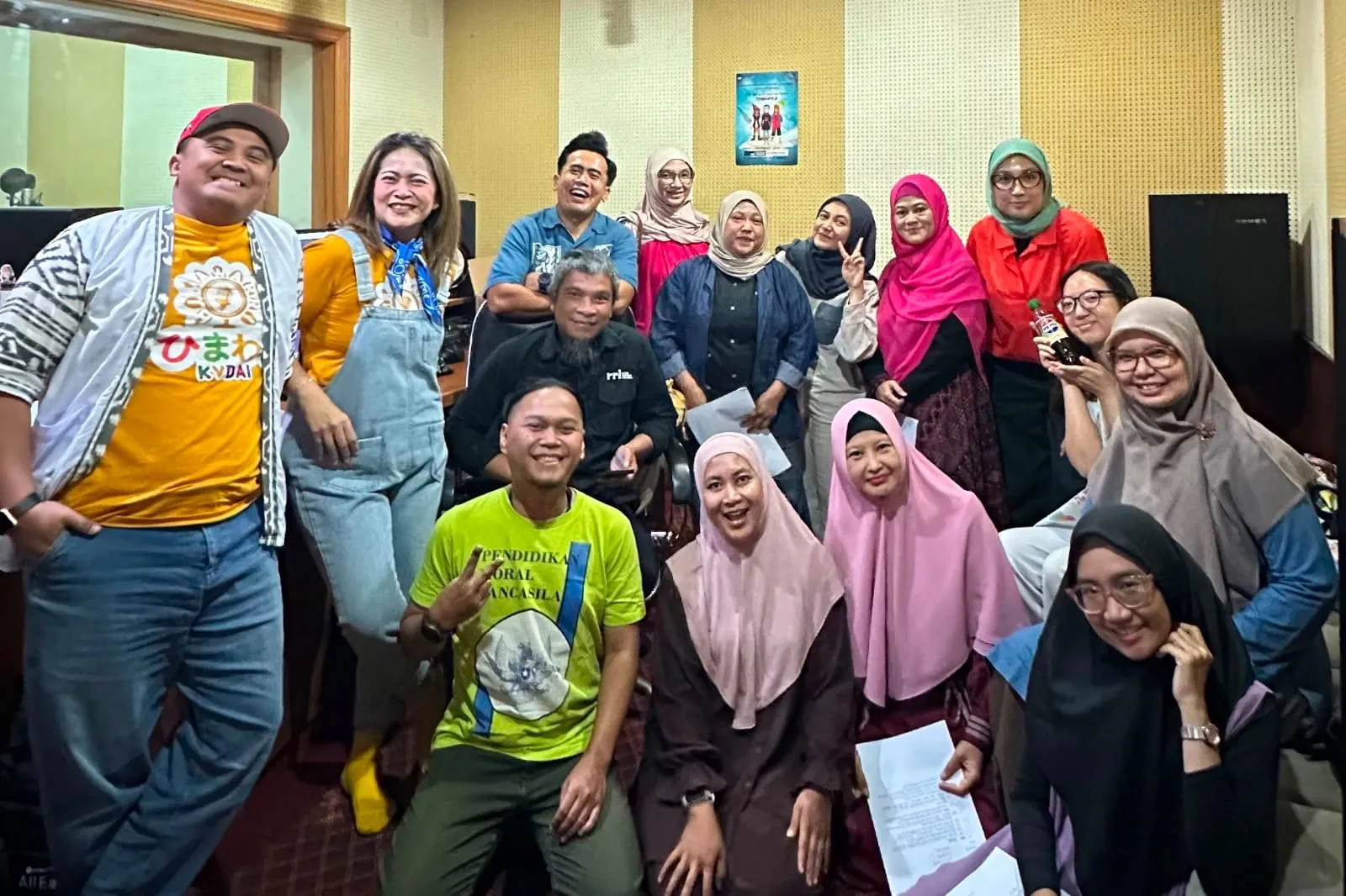 Presiden KVDAI , Arief Budiman (bertopi) bersama beberapa Member KVDAI yang memanfaatkan praktik rekaman ILM di RRI Jakarta.