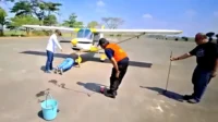 Tradisi siram air dan cium roda pesawat usai siswa dinyatakan sukses Solo Flight. (dok.BFC)