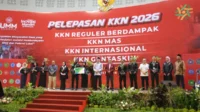 Foto UMM terjunkan ribuan mahasiswa KKN Berdampak ke daerah hingga lintas negara, ditandai penyerahan tanaman pangan dukung ketahanan pangan dalam KKN.