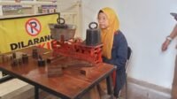 Ft.1: Petugas Tera timbangan sedang menakar keseimbangan pada timbangan milik pedagang pasar pagi di Pasar Induk Among Tani. (dok.Diskumperindag Batu)