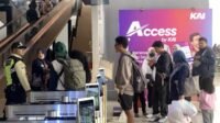 Antrean penumpang di stasiun kereta api.
