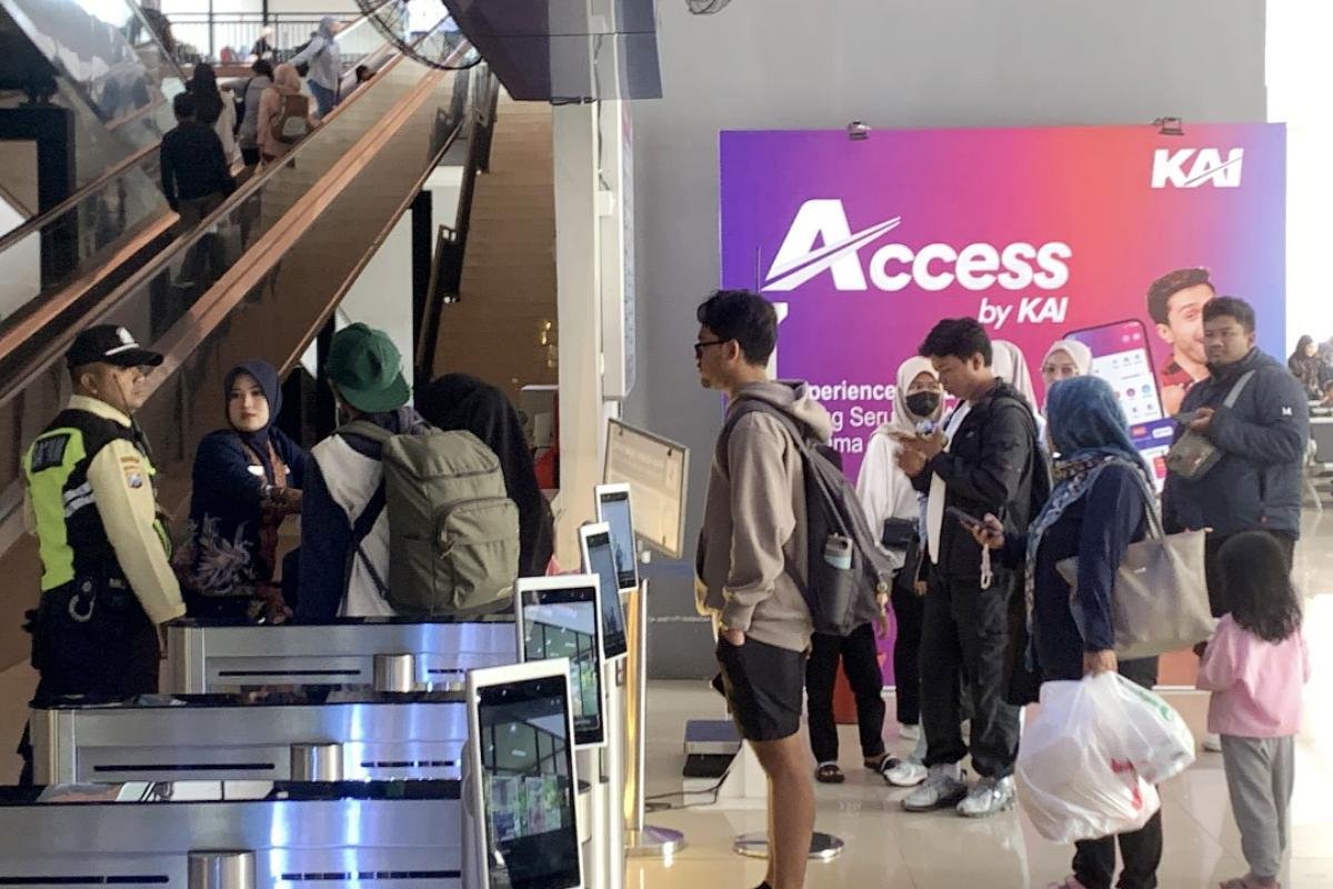 Antrean penumpang di stasiun kereta api Antrean penumpang di stasiun kereta api.
