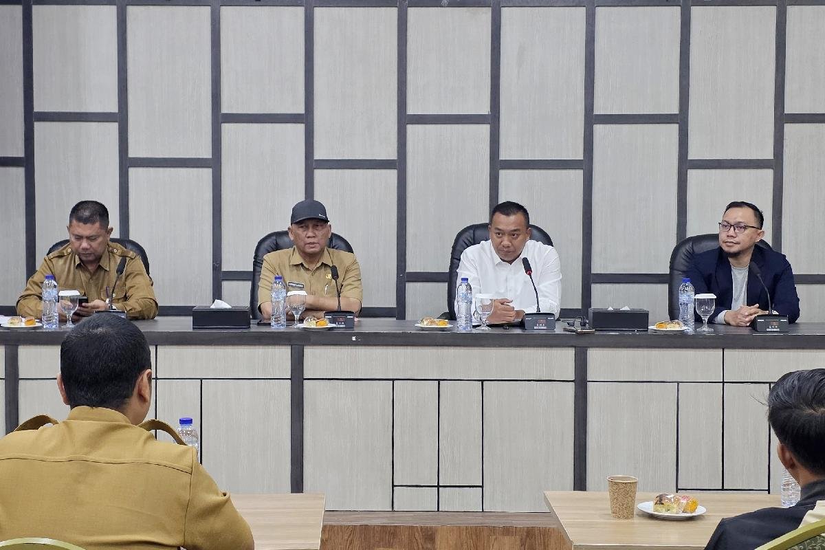 Bupati Mas Rio konferensi pers di Pantai Pasir Putih Situbondo.