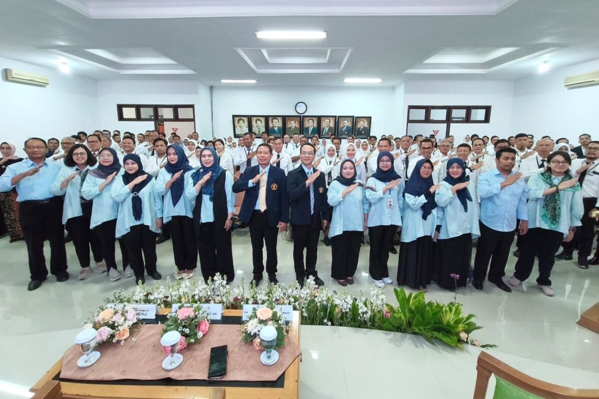 Direktur dan mahasiswa baru Sekolah Pascasarjana UB.