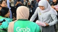 Gubernur Jatim, Khofifah Indar Parawansa, bersama ratusan driver ojol yang mendapatkan keringanan pajak kendaraan bermotor.