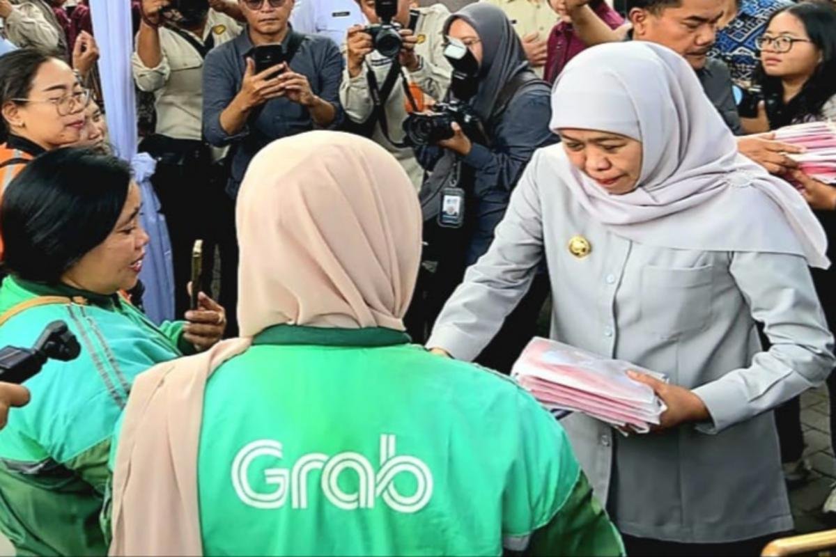Gubernur Jatim, Khofifah Indar Parawansa, bersama ratusan driver ojol yang mendapatkan keringanan pajak kendaraan bermotor.