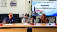 Kepala BPJS Kesehatan Cabang Malang Hernina Agustin (tengah), Kabid Pelayanan Kesehatan Dinkes Kota Malang Agus Widodo SKM MKes, serta Kepala Disdukcapil Kota Malang Ir Dahliana Lusi Ratnasari MM, saat memberi keterangan pers.