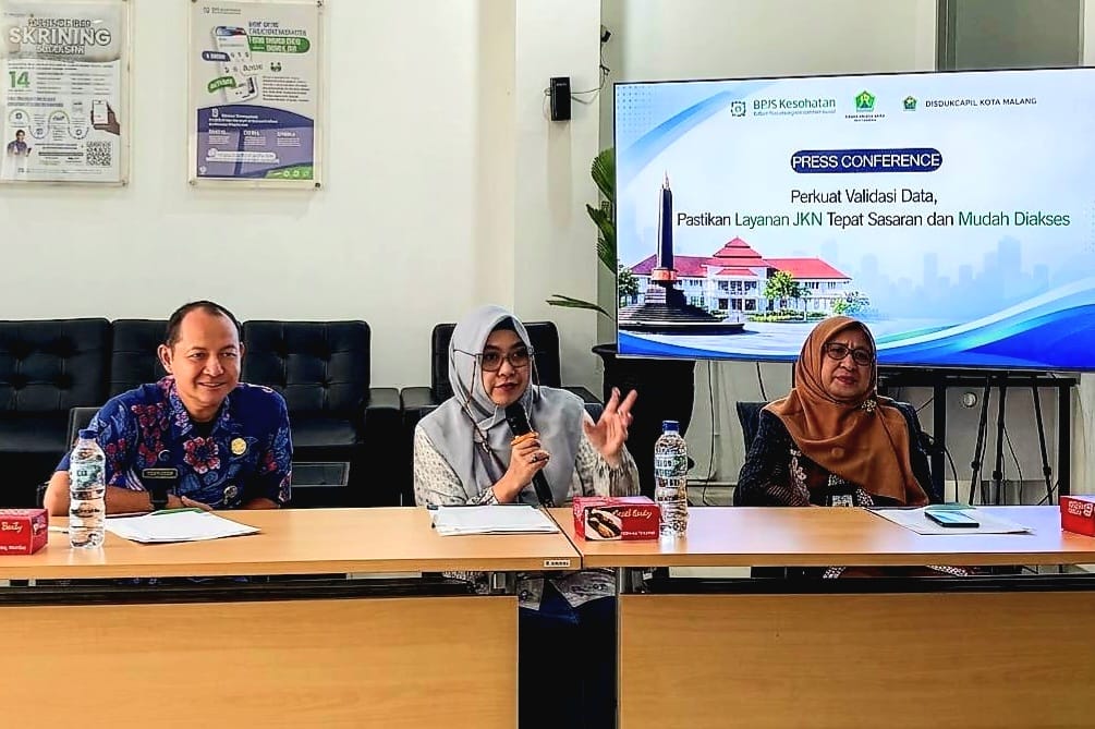 Kepala BPJS Kesehatan Cabang Malang Hernina Agustin (tengah), Kabid Pelayanan Kesehatan Dinkes Kota Malang Agus Widodo SKM MKes, serta Kepala Disdukcapil Kota Malang Ir Dahliana Lusi Ratnasari MM, saat memberi keterangan pers.