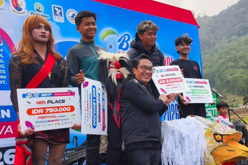 Kadisparta Batu memberikan penghargaan bagi penampilan Paralayang dengan kostum unik.