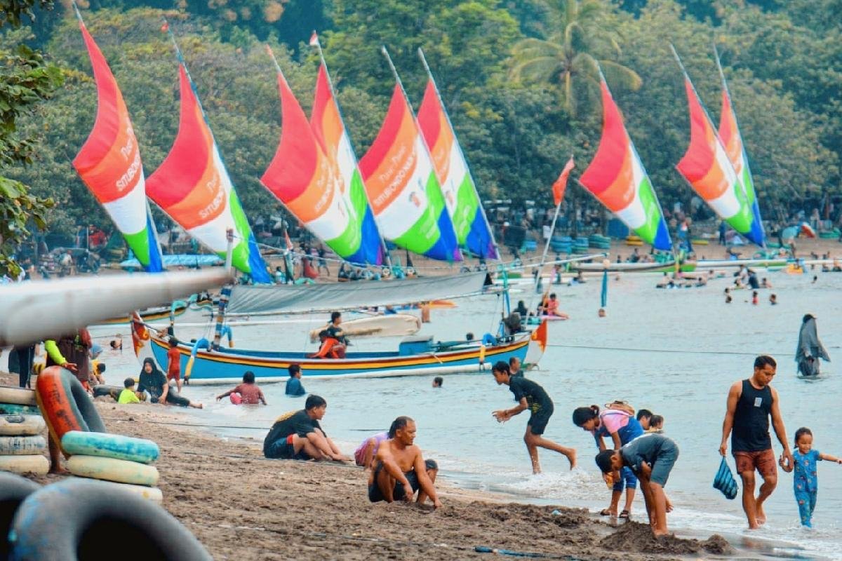 Kawasan Wisata Bahari Pantai Pasir Putih Situbondo Kawasan Wisata Bahari Pantai Pasir Putih Situbondo.