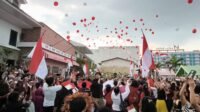 Pembentangan bendera merah putih raksasa dan pelepasan ribuan balon ke udara.