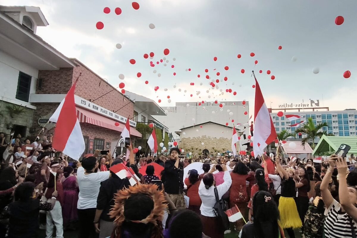 Pembentangan bendera merah putih raksasa dan pelepasan ribuan balon ke udara Pembentangan bendera merah putih raksasa dan pelepasan ribuan balon ke udara.