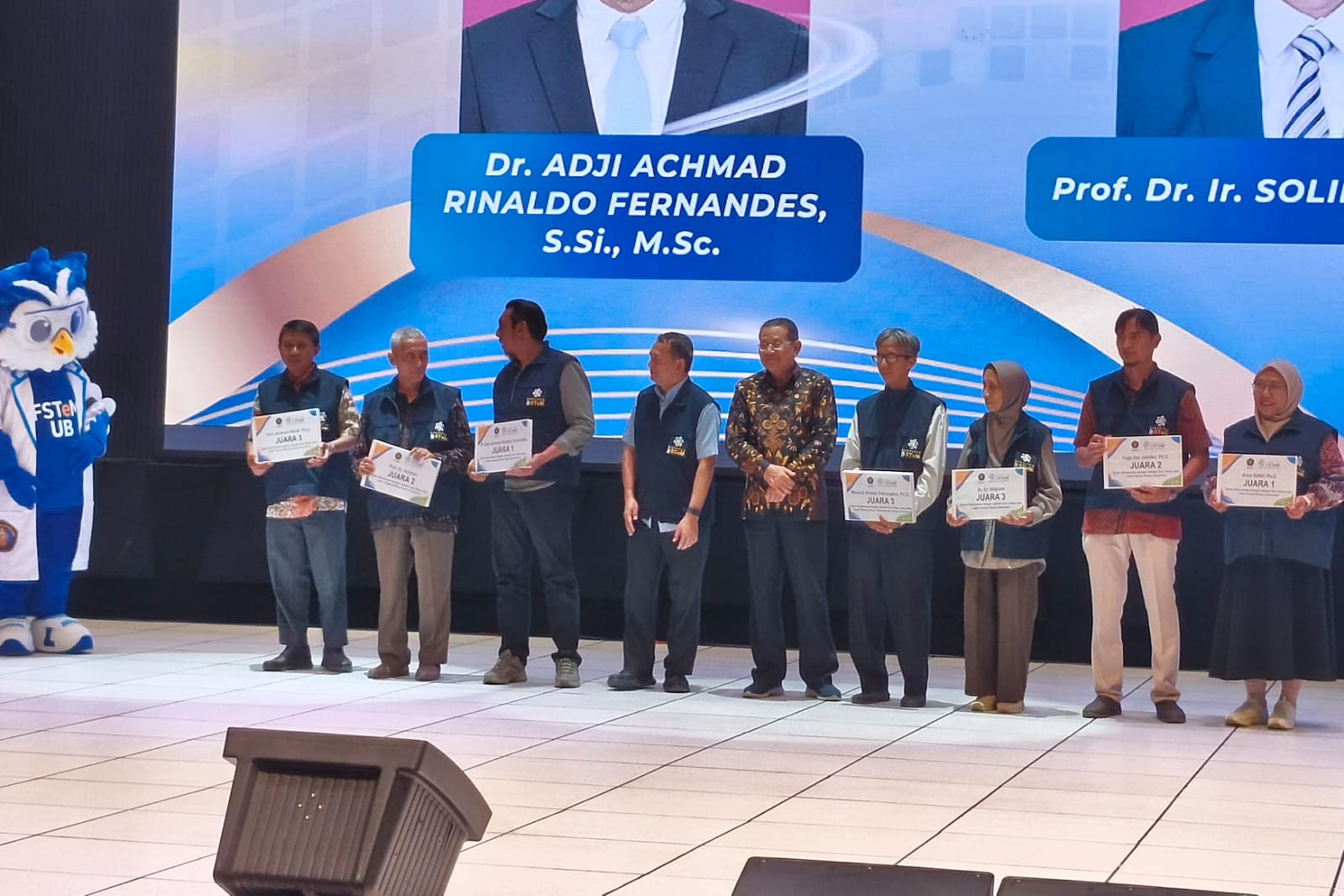 Pemberian anugerah kepada dosen dan tendik berprestasi FSTeM UB.