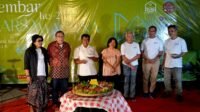 Pemotongan tumpeng perayaan 2 tahun Rumah Budaya Ratna.