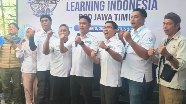 Pengurus DPD AELI Jatim foto bersama sebelum melaksanakan MUSDA VI DPD AELI Jatim di Coban Talun Kota Batu.