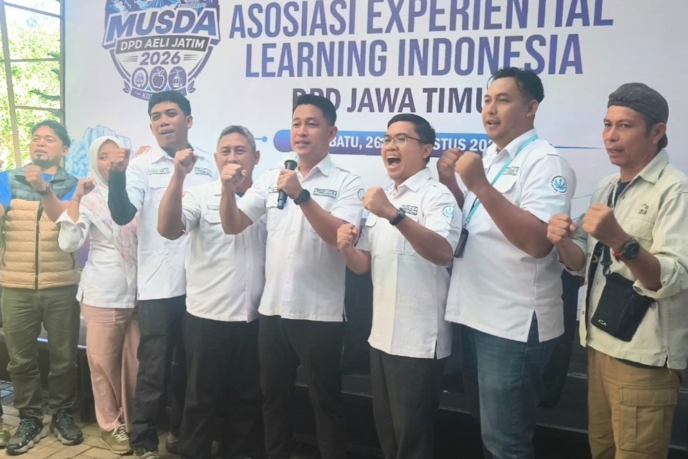 Pengurus DPD AELI Jatim foto bersama sebelum melaksanakan MUSDA VI DPD AELI Jatim di Coban Talun Kota Batu.