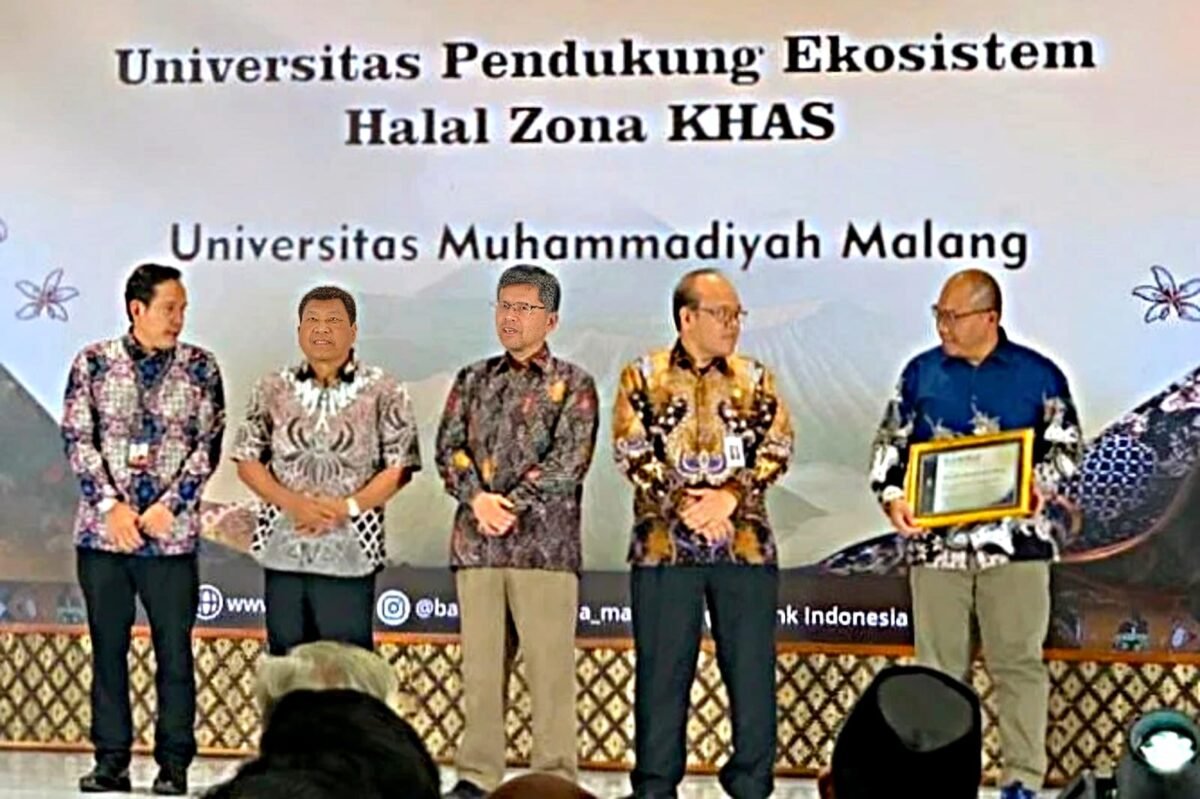 Perwakilan UMM saat menerima Penghargaan Zona KHAS 2026 dari Kantor Perwakilan BI Malang.