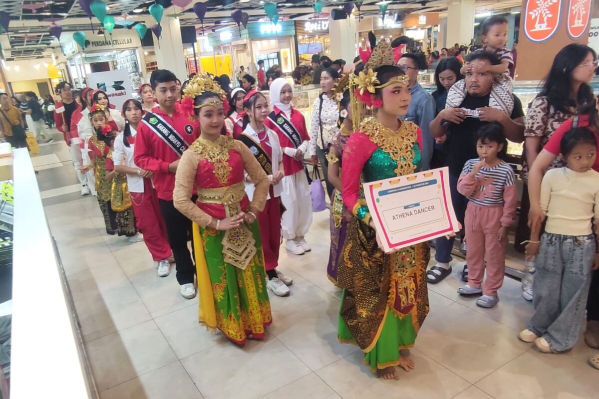 Peserta berbusana tradisional karnaval keliling di dalam Matos.