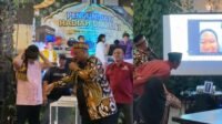 Prosesi pengambilan kupon Umroh bagi Tour Leader dan Crew Driver Pariwisata di Pusat Oleh-oleh Buah Tangan.