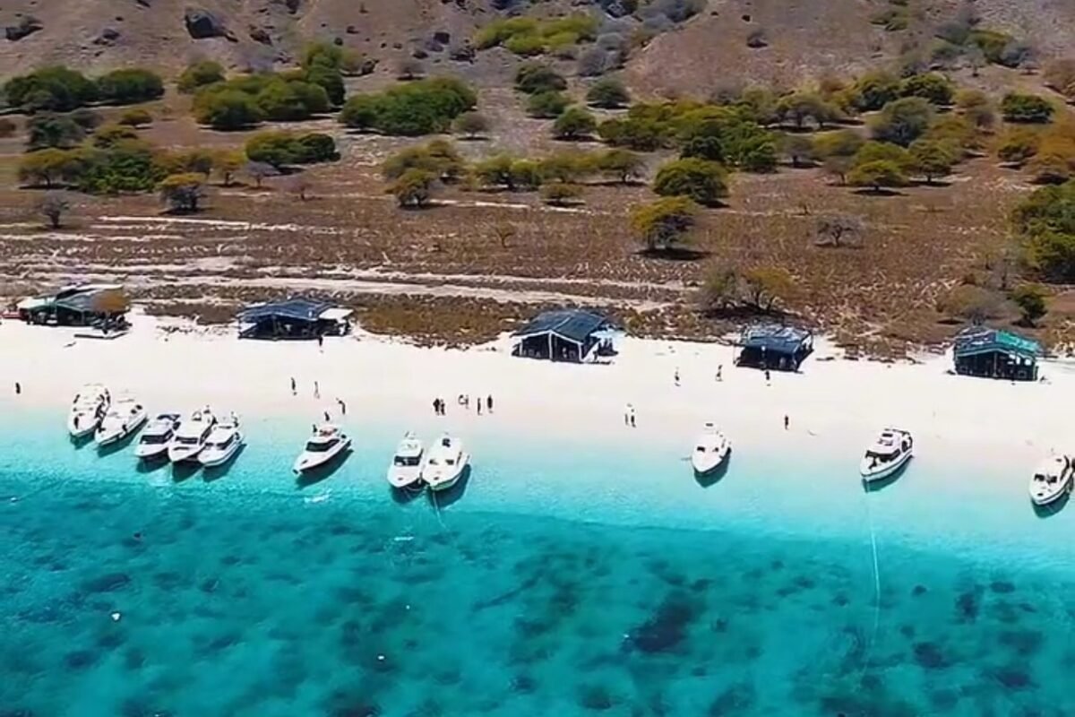 Salah satu kegiatan wisata dengan Speed Boat di kawasan wisata Labuan Bajo.