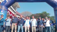 Wakil Wali Kota Malang (tengah) bersama Deputi Kepala Perwakilan BI Jatim dan Kepala BI Malang, bersama peserta QRIS Jelajah Indonesia di depan Balai Kota Malang.