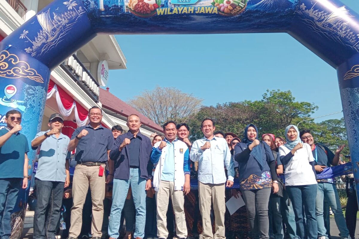 Wakil Wali Kota Malang (tengah) bersama Deputi Kepala Perwakilan BI Jatim dan Kepala BI Malang, bersama peserta QRIS Jelajah Indonesia di depan Balai Kota Malang.