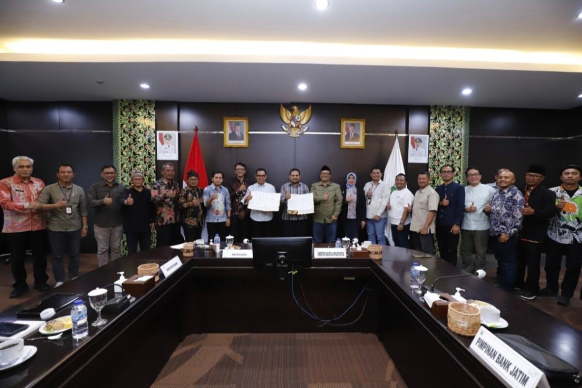 Wali Kota Batu menunjukkan Berita Acara Hasil Uji Petik (BAHUP) yang telah ditandatangani bersama unsur Hexahelix.