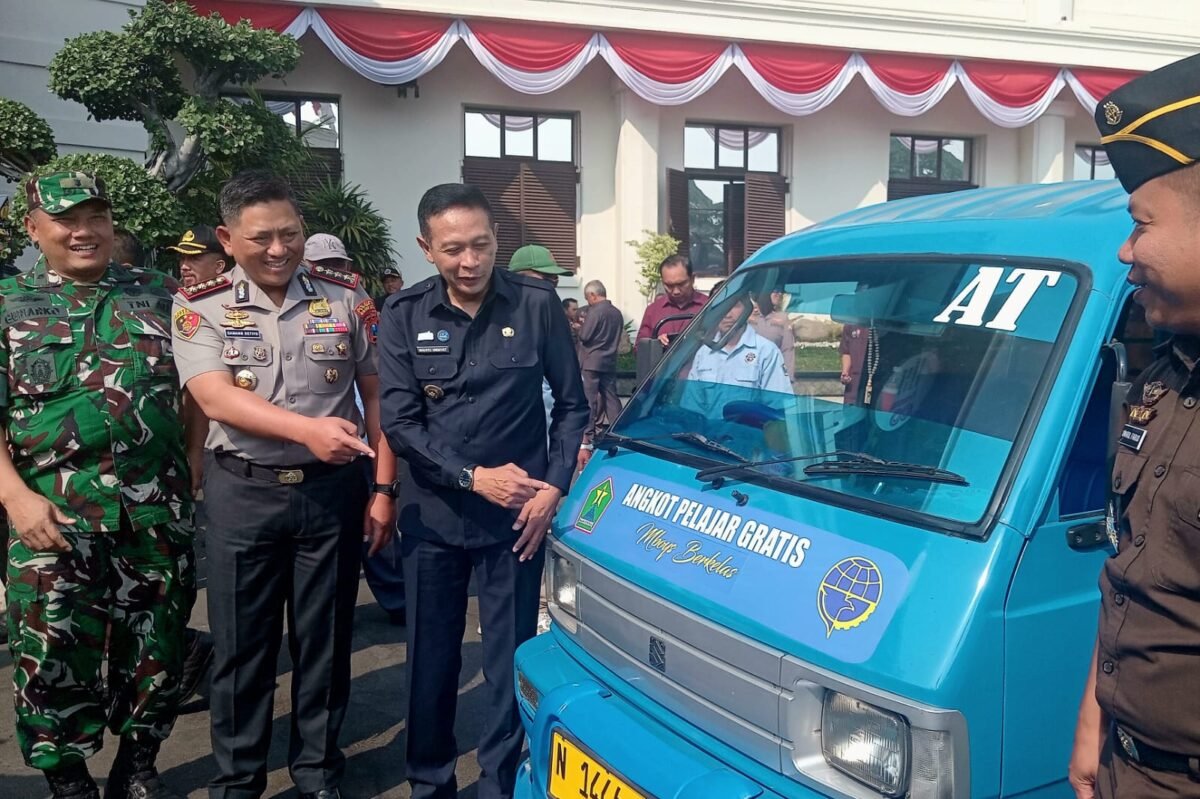 Wali Kota Malang beserta jajaran dan Forkopimda inspeksi kendaraan Angkutan Pelajar gratis.
