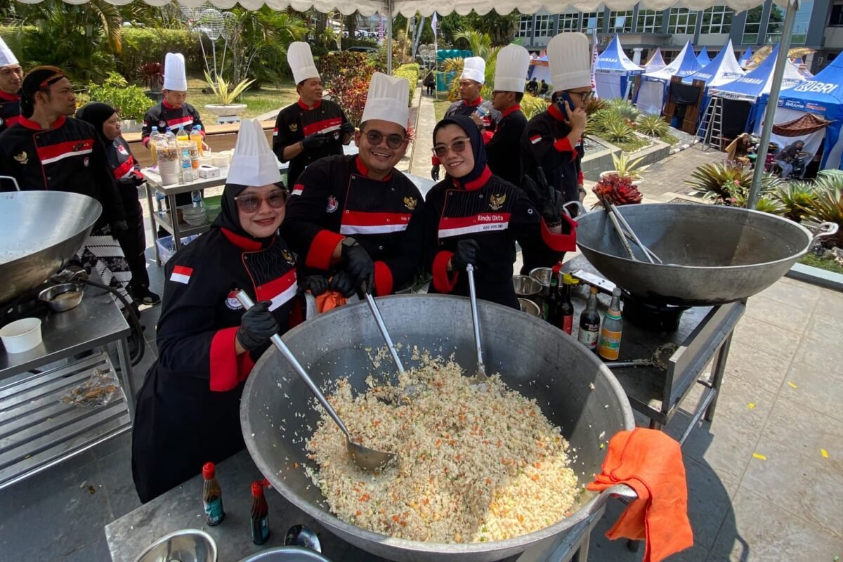 Indonesia Chef Association (ICA) Malang Raya meramaikan BSFF#9 2026 dengan membuat kuliner Nasgor Apel.