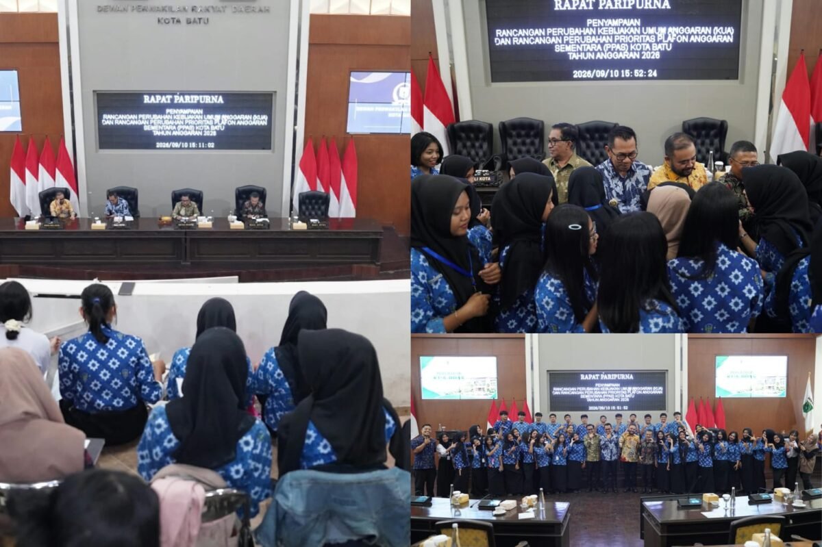 Keseruan siswa SMA Negeri 2 Batu dalam mengikuti Rapat Paripurna DPRD Batu.