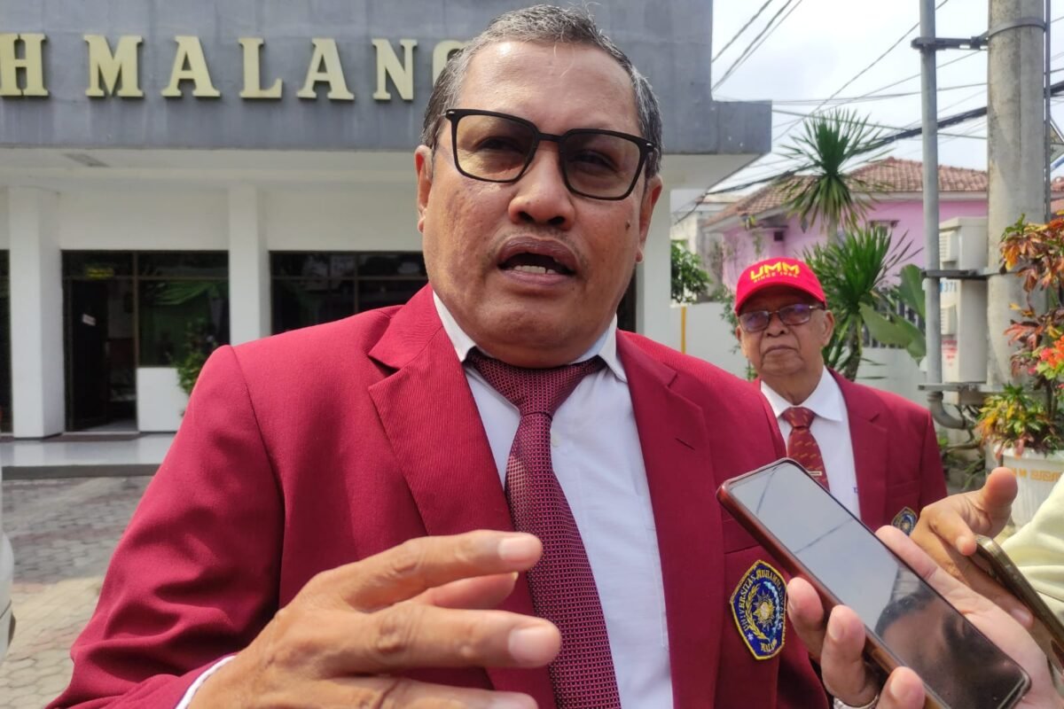 Rektor UMM, Prof Dr Nazaruddin Malik SE MSi, menjawab pertanyaan awak media.