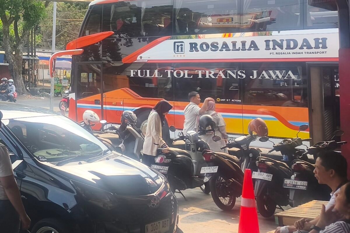Suasana persiapan keberangkatan Bus dari Malang menuju luar kota.