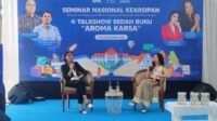 Dee Lestari (kanan) bedah novel 'Aroma Karsa'