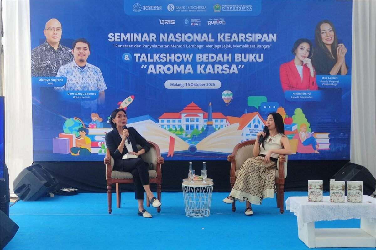 Dee Lestari (kanan) bedah novel Aroma Karsa Dee Lestari (kanan) bedah novel 'Aroma Karsa'