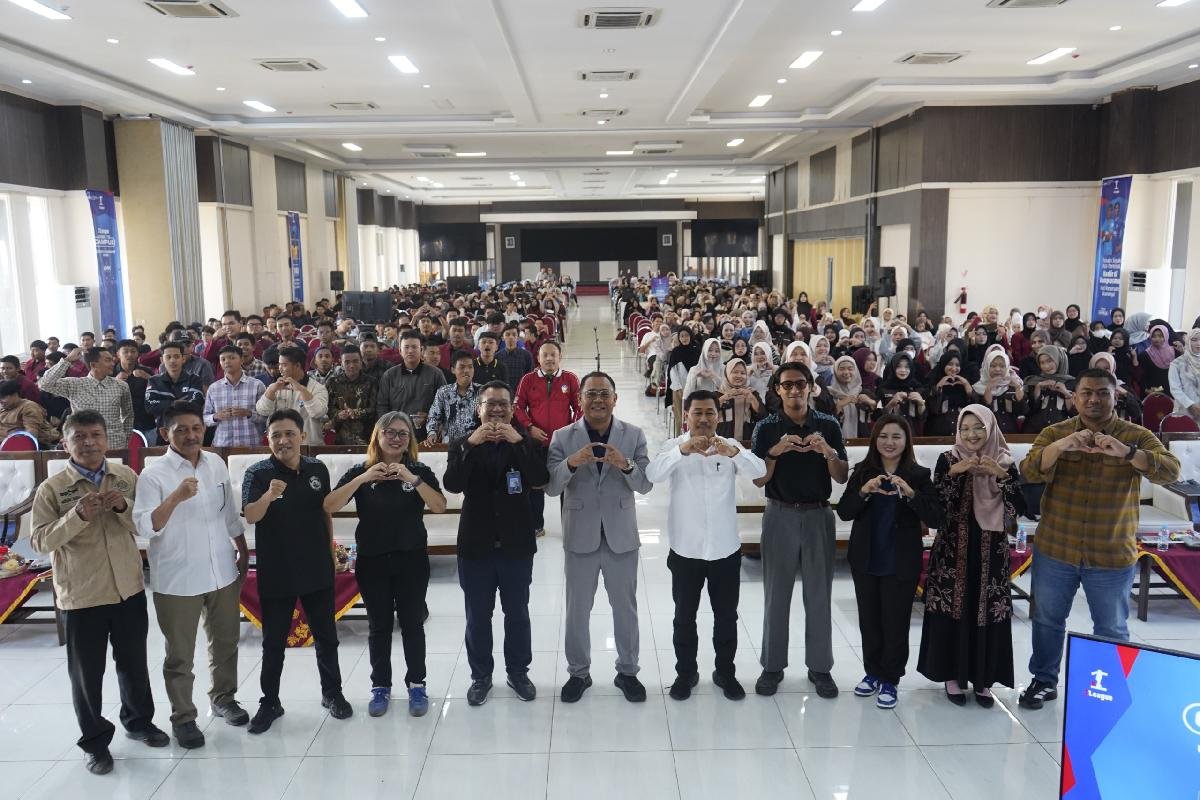 Jajaran iLeague BRI Goes to Campus foto bersama mahasiswa UMM