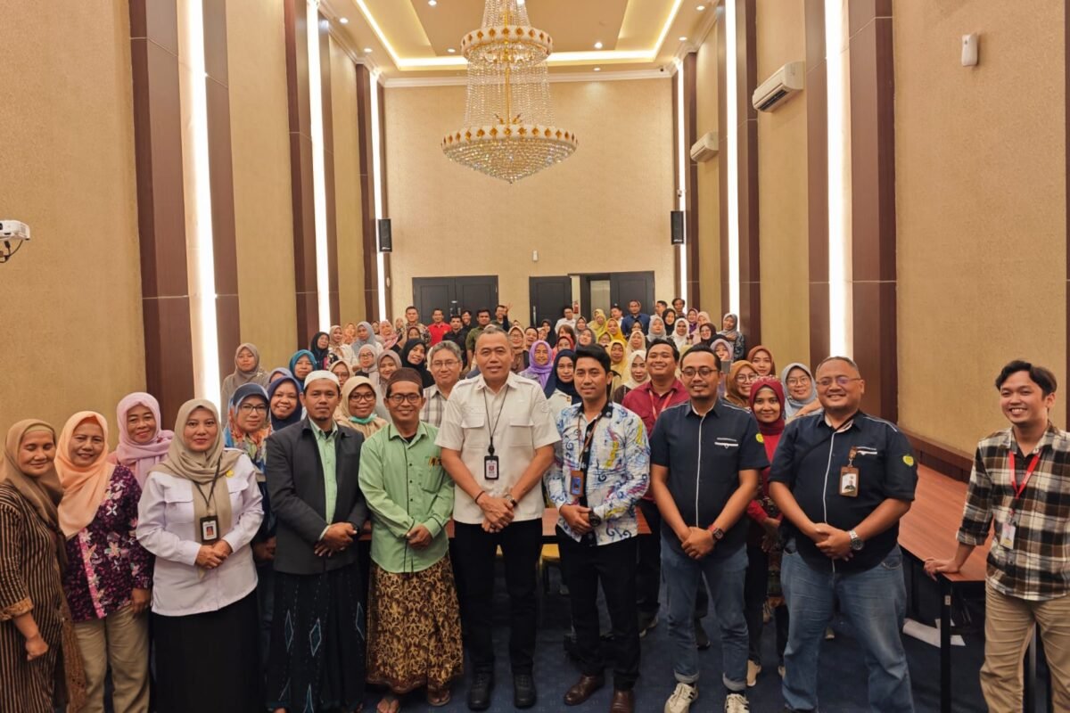 Kepala Diskopukmperindag Kabupaten Pasuruan bersama Buyer dan peserta Business Matching dari UMKM lokal