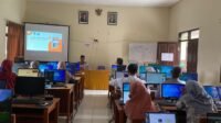 Komunitas Belajar (Kombel) SMAN 3 Batu tampak antusias mengikuti pelatihan pembuatan aplikasi berbasis Android di Laboratorium Komputer SMAN 3 Batu.
