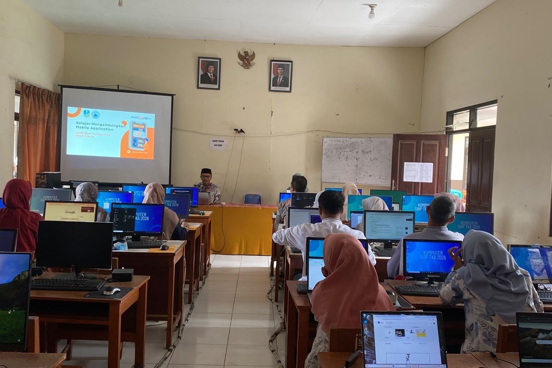 Komunitas Belajar (Kombel) SMAN 3 Batu tampak antusias mengikuti pelatihan pembuatan aplikasi berbasis Android di Laboratorium Komputer SMAN 3 Batu.
