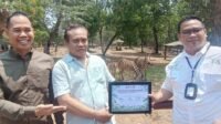 Manajemen Solo Safari bersama Ketua PWI Surakarta, Sri Hartanto (tengah) saat perkenalan bayi zebra Gayatri Loreng di Solo Safari, Rabu (14/10/2026).