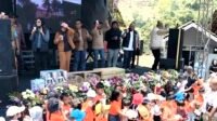 Minum 1000 Cup Susu serentak di Festival Nyusu Bareng di Desa Brau