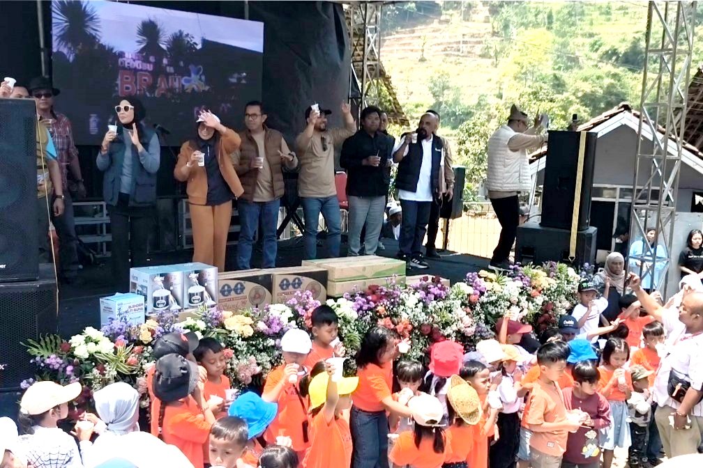 Festival Nyusu Bareng di Desa Brau Minum 1000 Cup Susu serentak di Festival Nyusu Bareng di Desa Brau