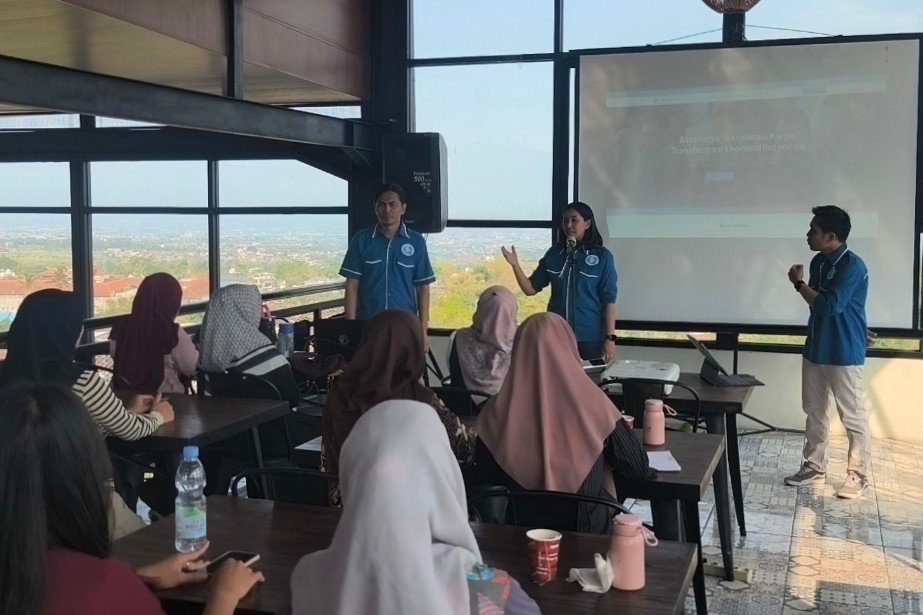 Penyelenggara Gekrafs PartnerUp#2 sedang memberikan pengarahan pada peserta