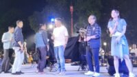 Salah satu performance wisata malam interaktif dengan pengunjung dalam Hiber Padhang Bulan di Alun-alun Merdeka Kota Malang.