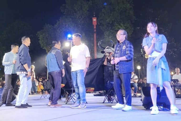 performance Alun-alun Merdeka Kota Malang Salah satu performance wisata malam interaktif dengan pengunjung dalam Hiber Padhang Bulan di Alun-alun Merdeka Kota Malang.